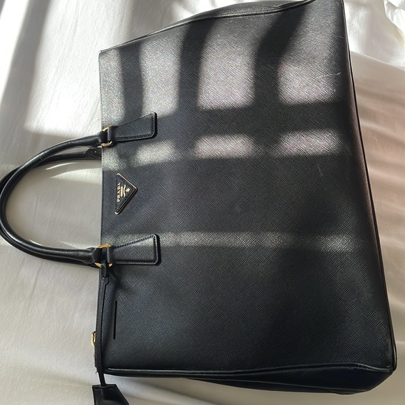 Prada Saffiano leather extra large double zip Galleria tote in black - Picture 3 of 17